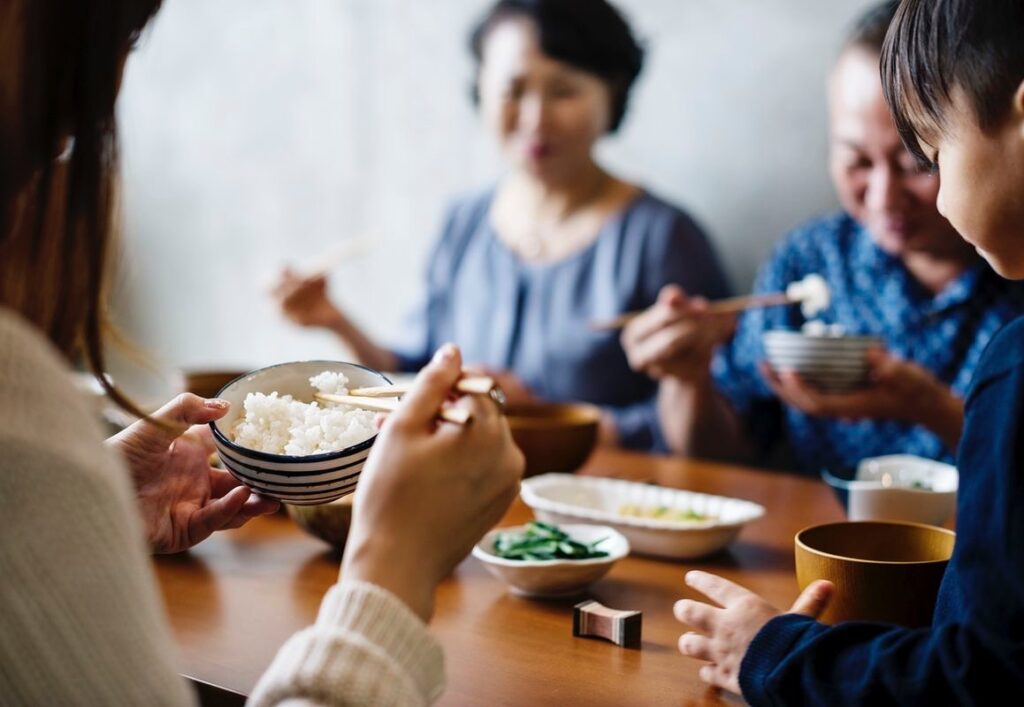 The 5 Benefits of IOP, people eating around a table.